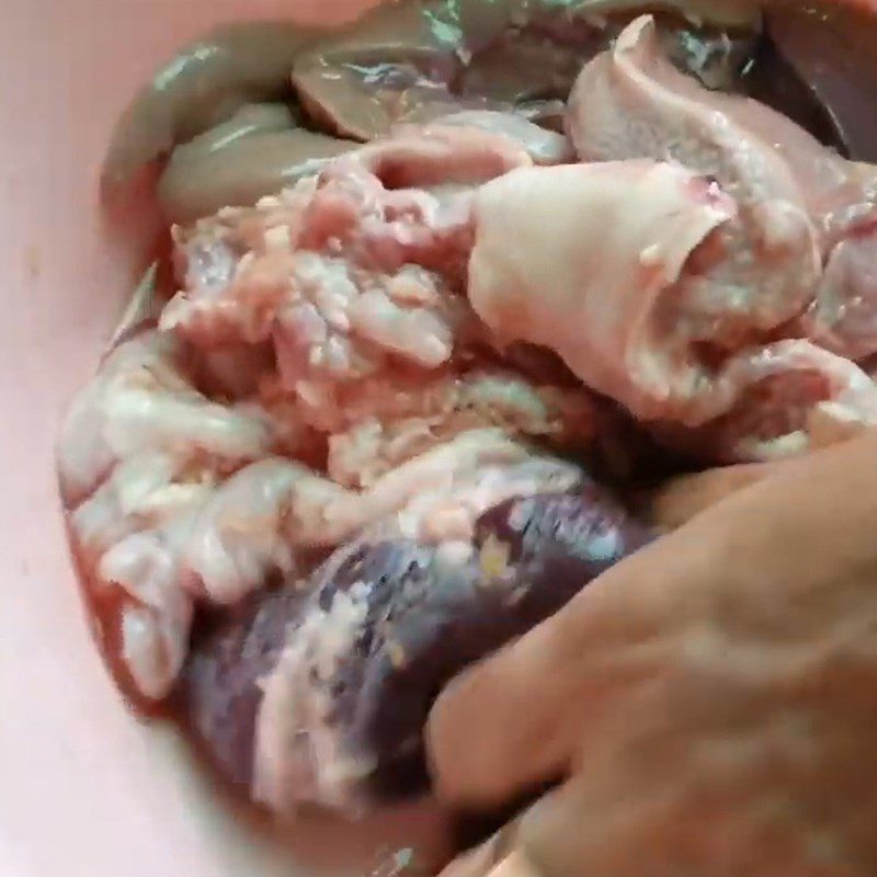 Step 1 Prepare pig tongue and entrails for Western River Delta hot pot