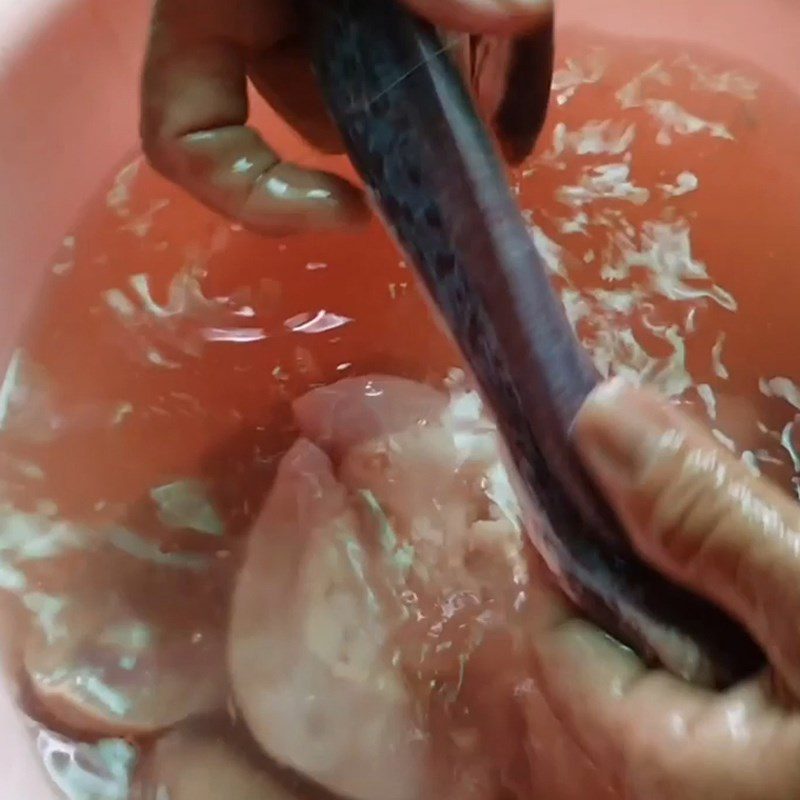 Step 1 Prepare the pig tongue and the pig's offal for Western Mekong hot pot