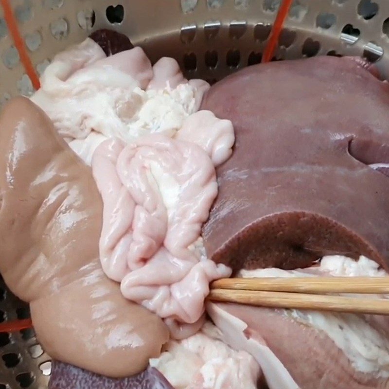 Step 1 Prepare the pig tongue and the pig's offal for Western Mekong hot pot