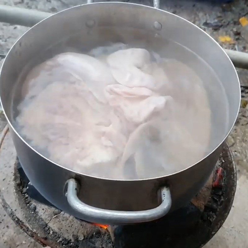 Step 3 Cook the broth and boil the pork intestines Western River Hot Pot