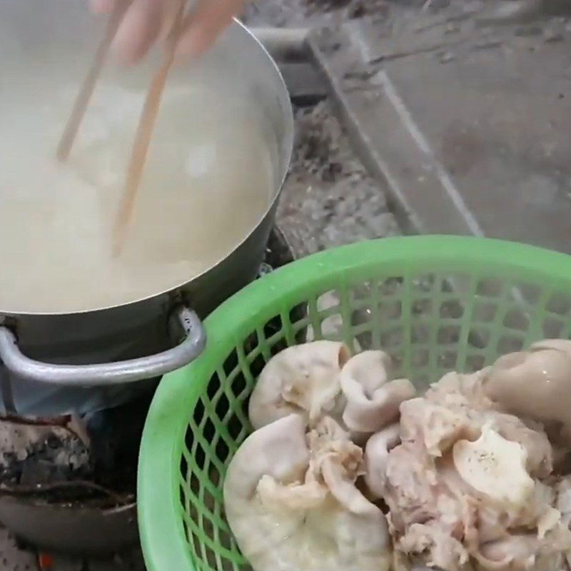 Step 3 Cook the broth and boil the pork intestines Western River Hot Pot