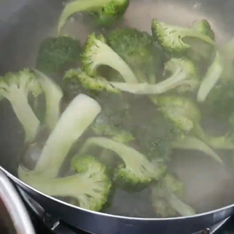 Step 4 Blanching vegetables Western Mekong hot pot