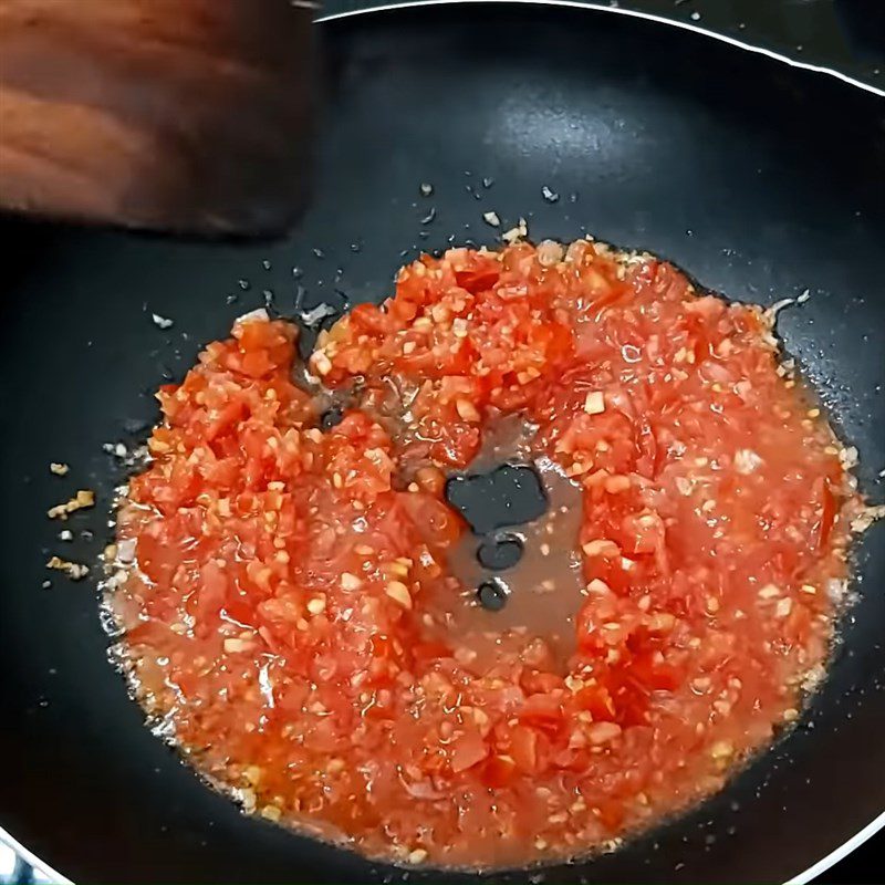 Step 3 Stir-fry with tomato sauce for vegetarian sardines