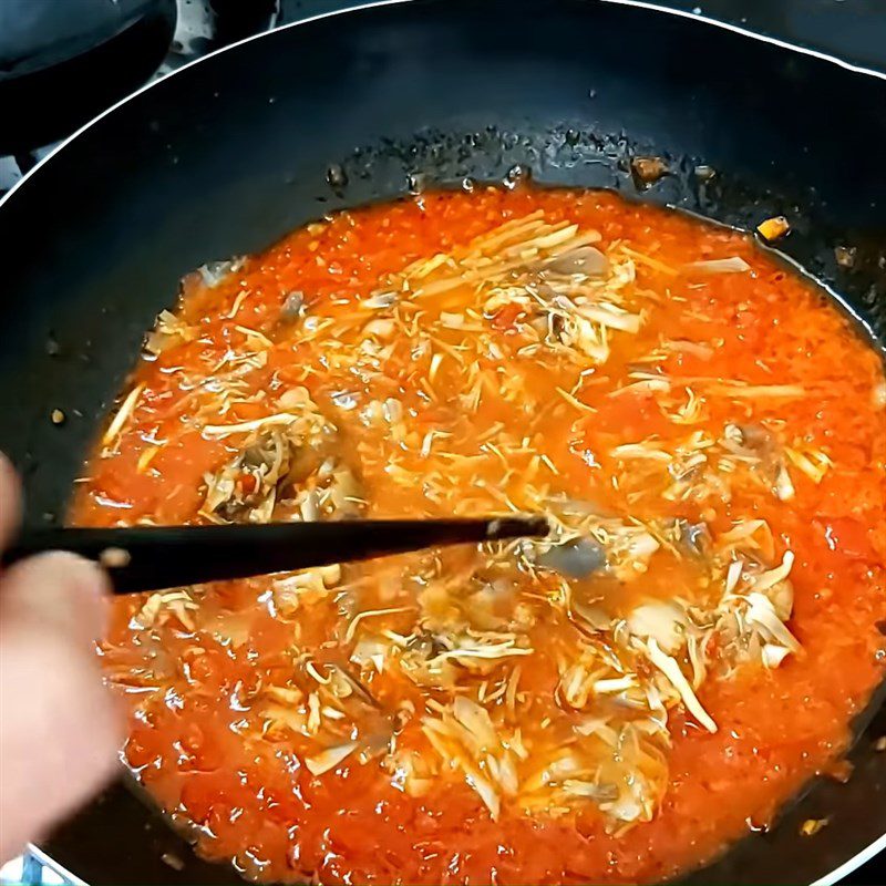 Step 3 Stir-fry with tomato sauce for vegetarian sardines