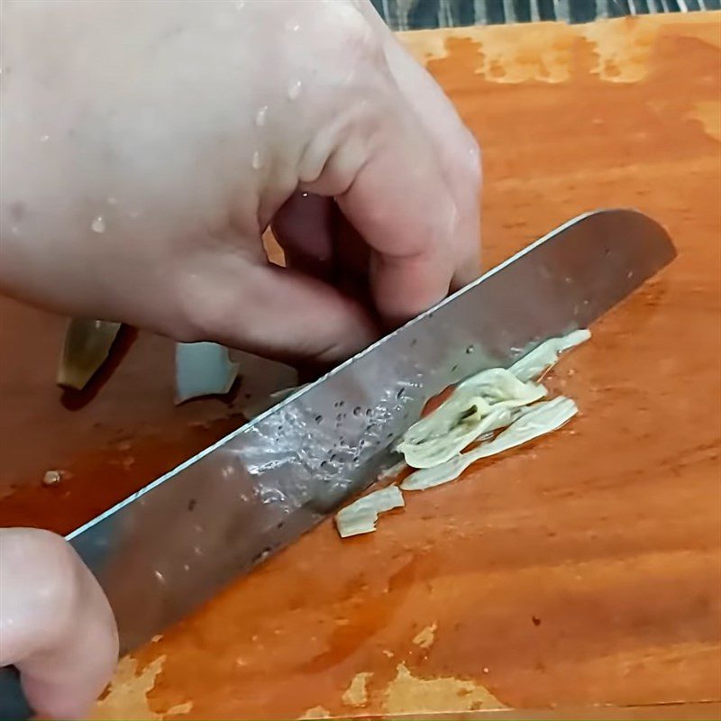 Step 2 Cut the banana blossom for vegetarian sardines