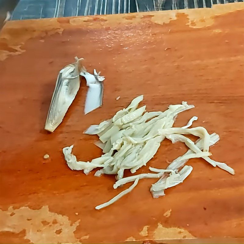 Step 2 Cut the banana blossom for vegetarian sardines