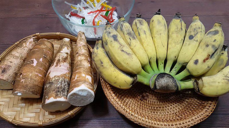 Ingredients for the dish of steamed banana cassava dessert