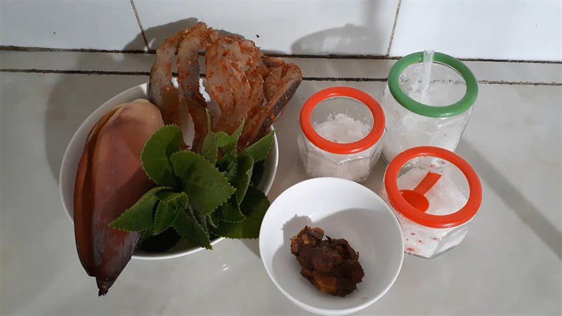Ingredients for the dish of dried snakehead fish cooked with sour soup