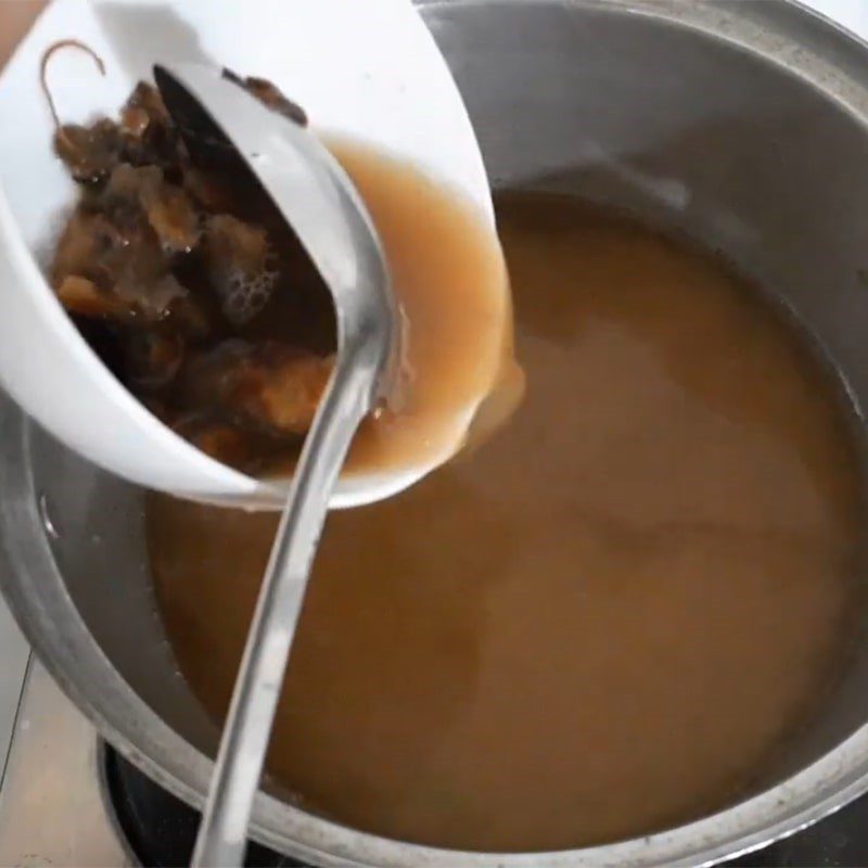 Step 3 Cook the soup Dried snakehead fish for sour soup