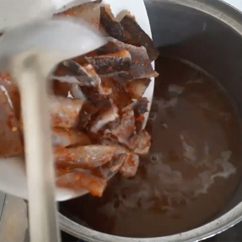 Step 3 Cook the soup Dried snakehead fish for sour soup