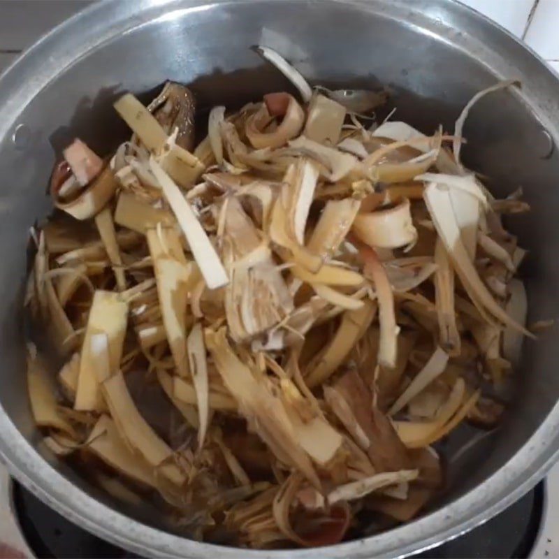 Step 3 Cook the soup Dried snakehead fish for sour soup
