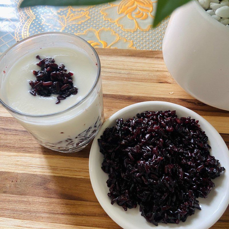 Step 4 Final product Yogurt with black sticky rice (recipe shared by a user)