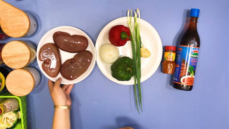 Ingredients for stir-fried pork kidneys with bell peppers