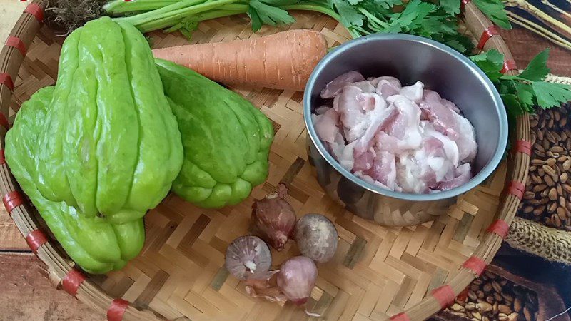 Ingredients for the dish 2 ways to cook chayote with pork