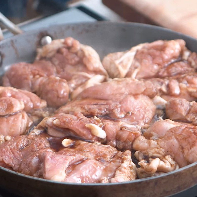 Step 4 Pan-fried chicken Garlic and honey pan-fried chicken