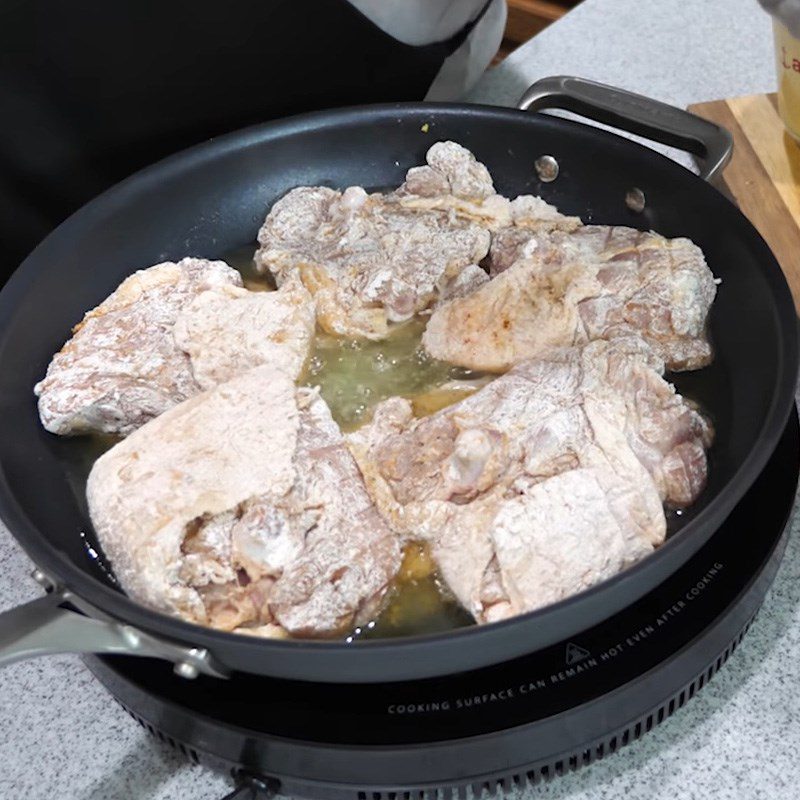 Step 4 Pan-fry the chicken Cream sauce pan-fried chicken