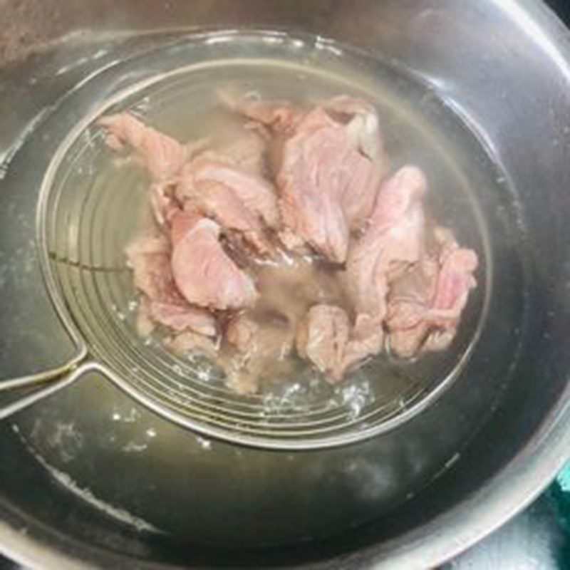 Step 4 Make Thai beef salad with lime and onion Thai beef salad with lime and onion