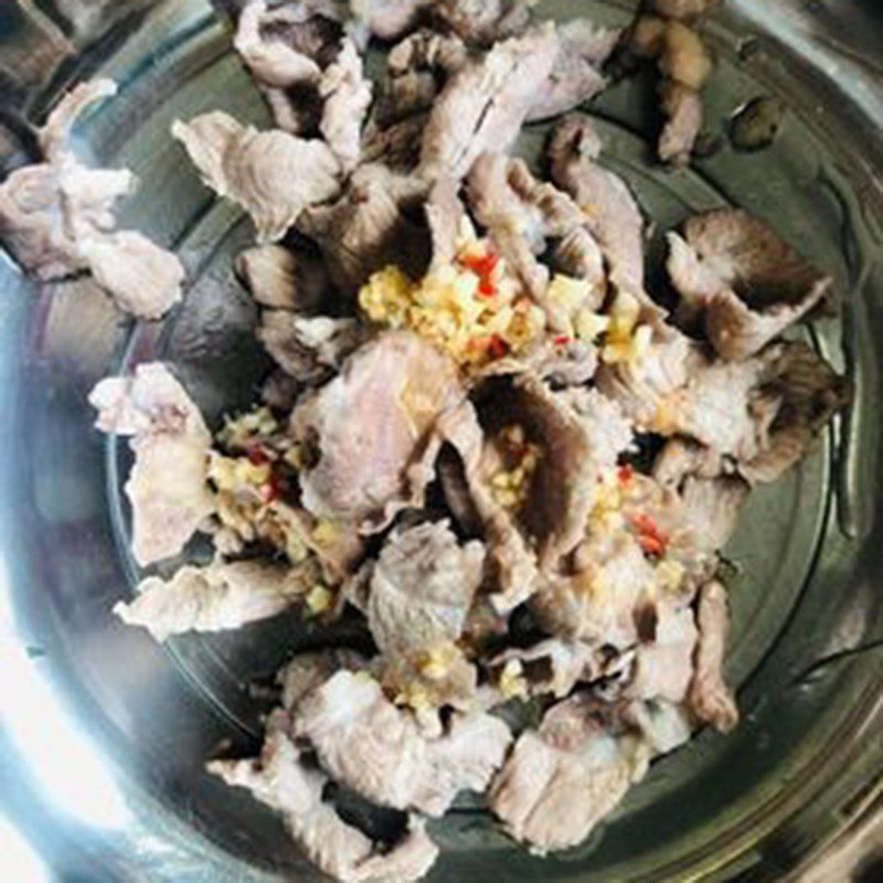 Step 4 Make Thai beef salad with lime and onion Thai beef salad with lime and onion