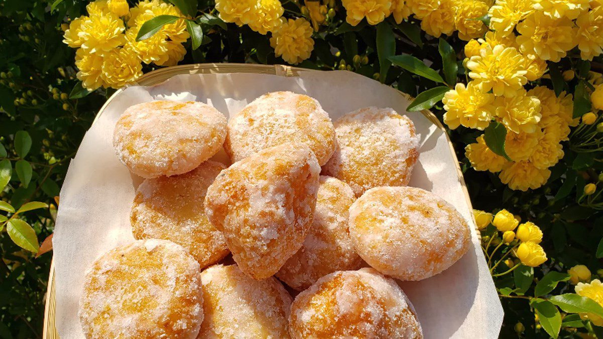 2 Ways to Make Delicious Donuts Right at Home 2 Fried cakes with mung bean filling