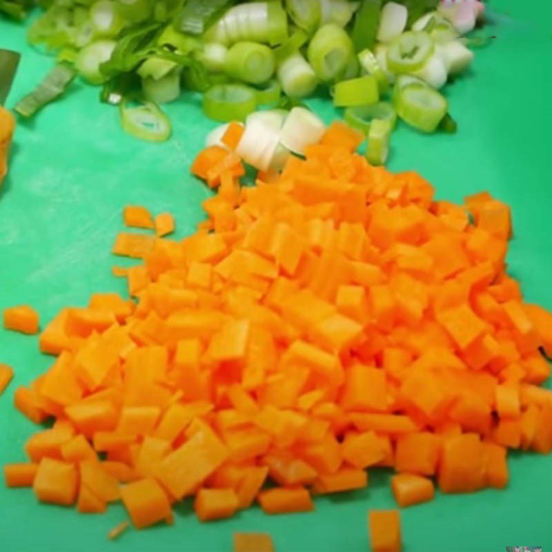 Step 2 Prepare the carrot for Southern-style vegetarian Bánh đúc