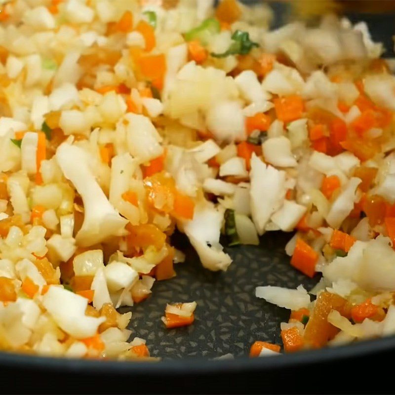 Step 5 Sauté the filling Southern-style vegetarian rice cake