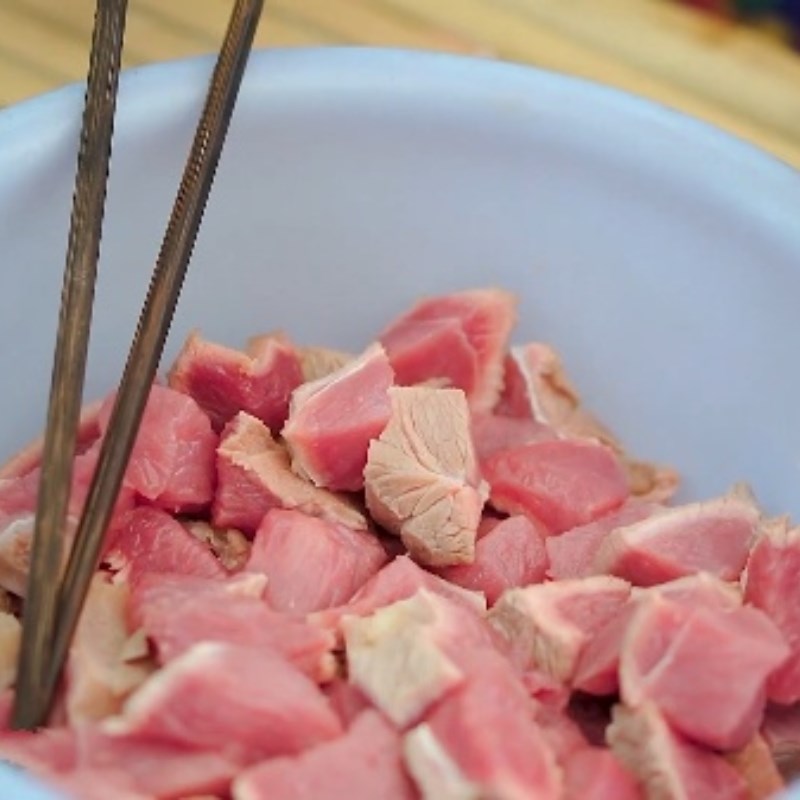 Step 3 Marinate and stir-fry the beef brisket Beef brisket stewed with five fruits