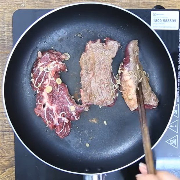 Step 3 Sear the beef for grilled beef with satay in foil