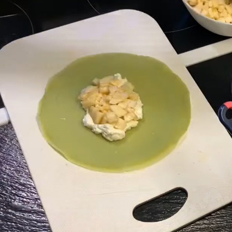 Step 5 Wrap the cake Pandan crepe with banana cream filling