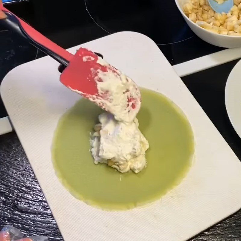 Step 5 Wrapping the cake with pandan crepe filled with banana cream