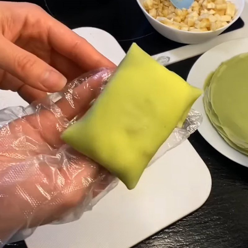 Step 5 Wrapping the cake with pandan crepe filled with banana cream
