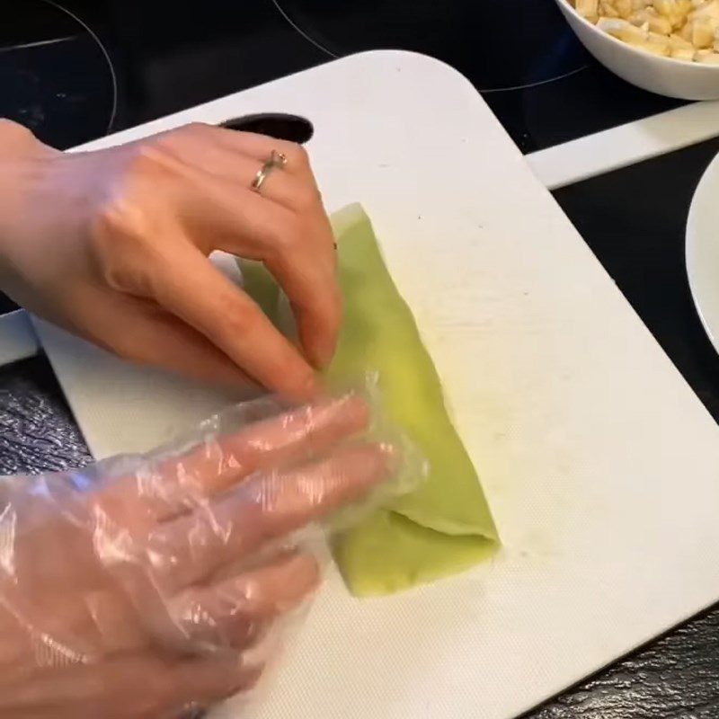 Step 5 Wrapping the cake with pandan crepe filled with banana cream