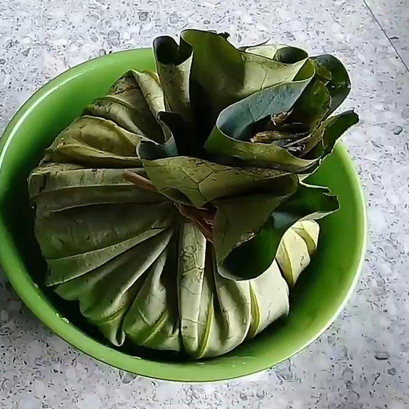 Step 4 Wrap the rice in lotus leaves Brown rice steamed in lotus leaves