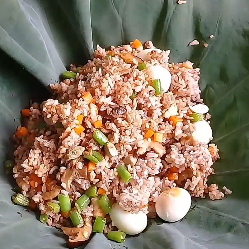Step 4 Wrap the rice in lotus leaves Brown rice steamed in lotus leaves