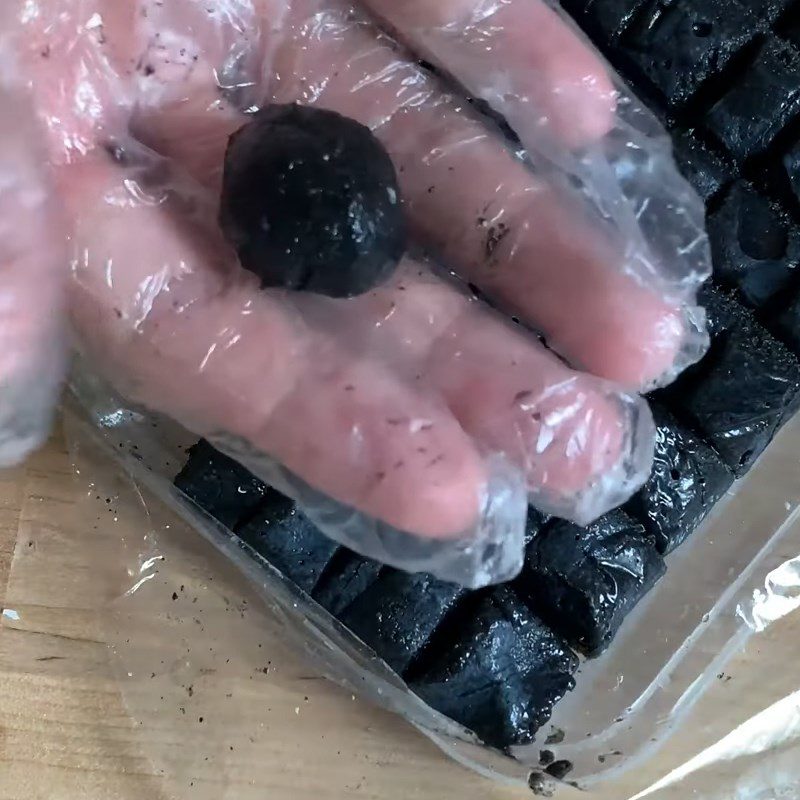 Step 4 Wrapping the filling Black sesame glutinous rice cake