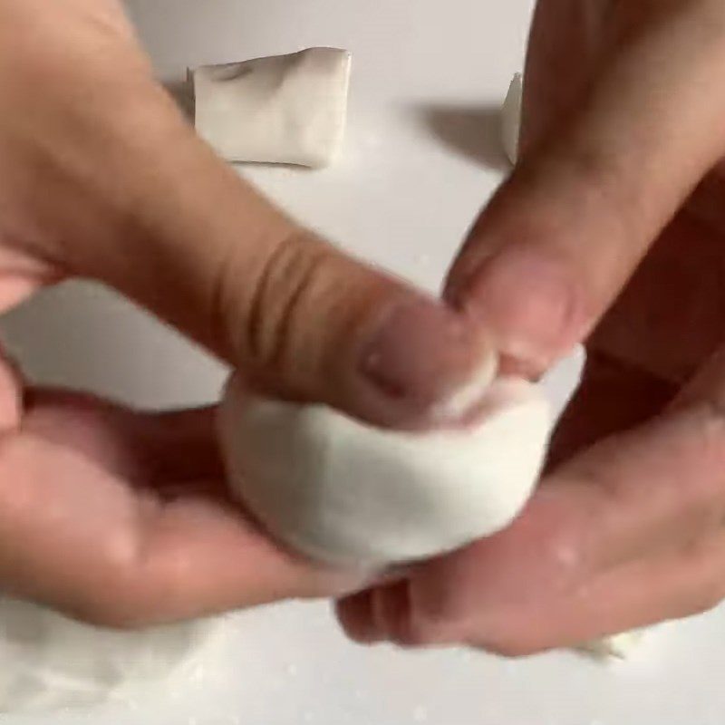 Step 4 Wrapping the filling Black sesame glutinous rice cake