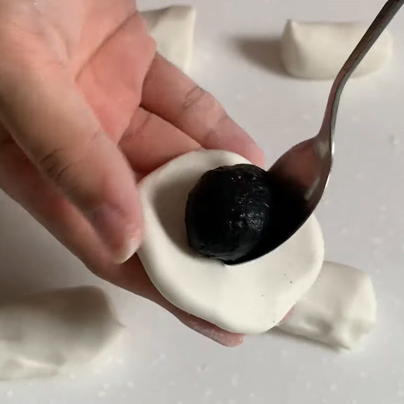 Step 4 Wrapping the filling Black sesame glutinous rice cake