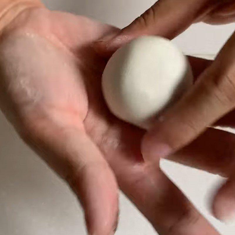 Step 4 Wrapping the filling Black sesame glutinous rice cake