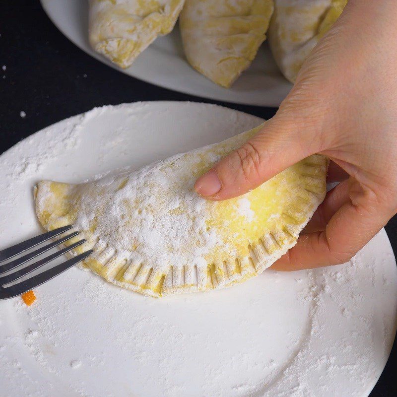 Step 3 Wrap the filling and fold the dumpling (pillow cake) with meat using an air fryer