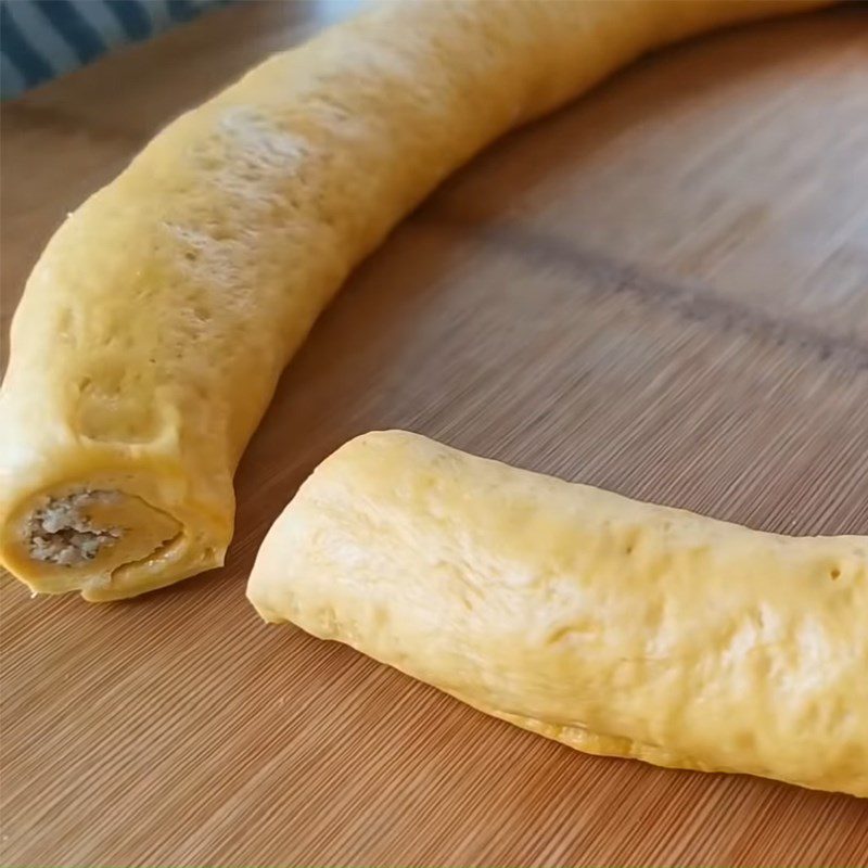 Step 5 Wrap the filling and shape Pumpkin cake with peanut filling