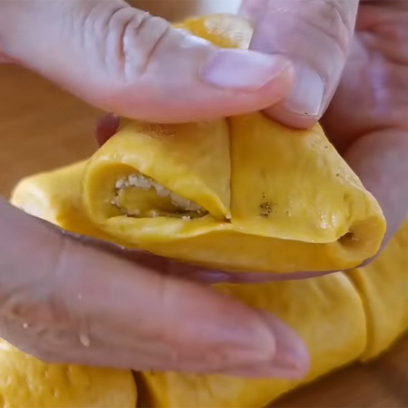 Step 5 Wrap the filling and shape Pumpkin cake with peanut filling