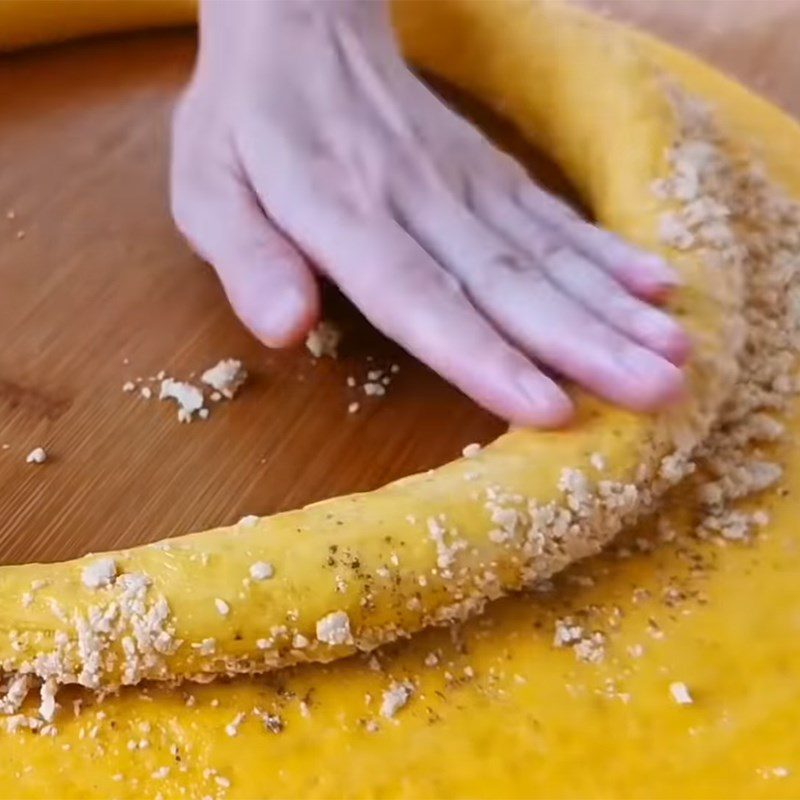 Step 5 Wrap the filling and shape Pumpkin cake with peanut filling