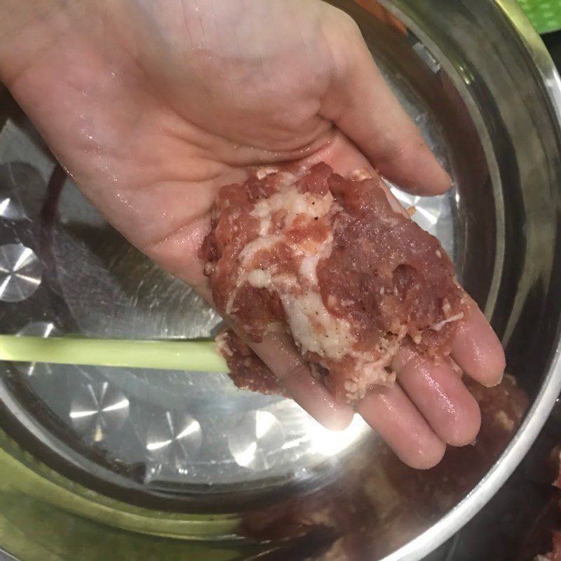 Step 4 Wrap the meat in lemongrass Pork wrapped in fried lemongrass