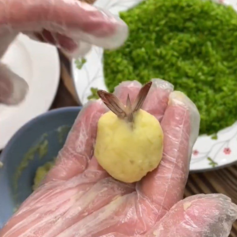 Step 3 Wrap the shrimp Shrimp wrapped in crispy potatoes (Recipe shared from Tiktok Cooking with TasteVN)