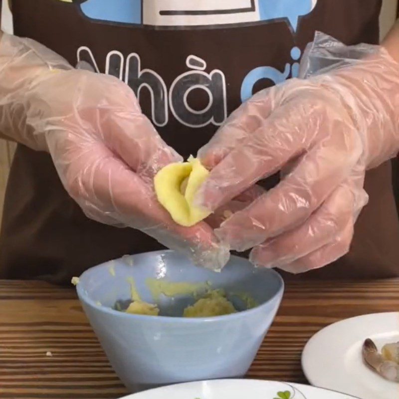 Step 3 Wrap the shrimp Shrimp wrapped in crispy potatoes (Recipe shared from Tiktok Cooking with TasteVN)