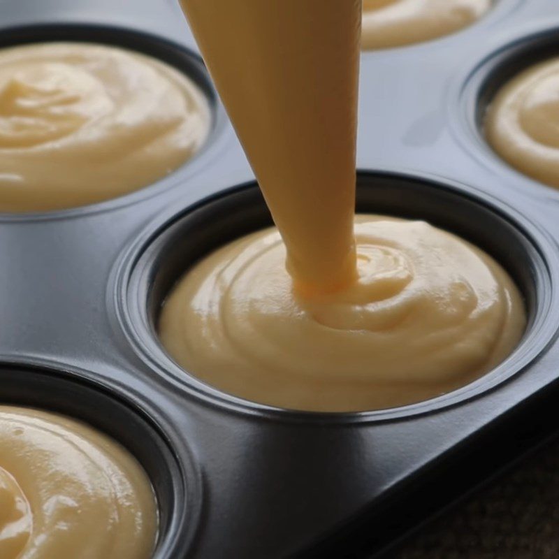 Step 6 Piping the filling Cheese cream muffin