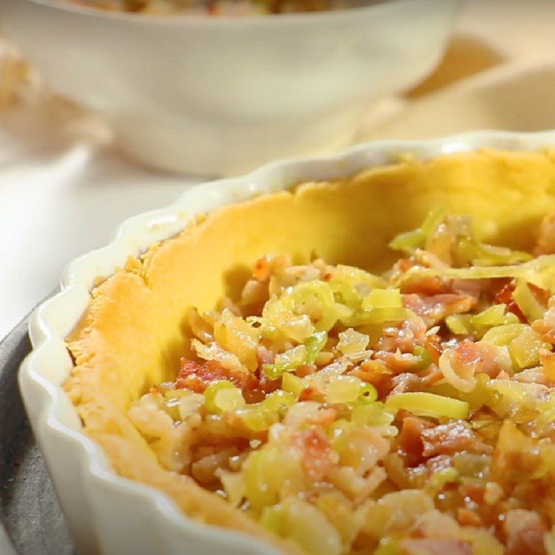 Step 5 Fill the filling and bake the pie Savory tart - Quiche Lorain