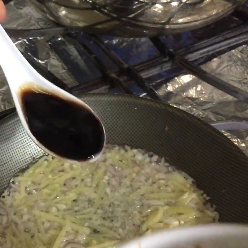 Step 4 Make the sauce for steamed flatfish with vermicelli