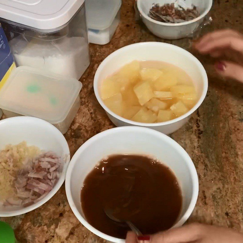 Step 4 Make the sauce Salmon cooked with pineapple
