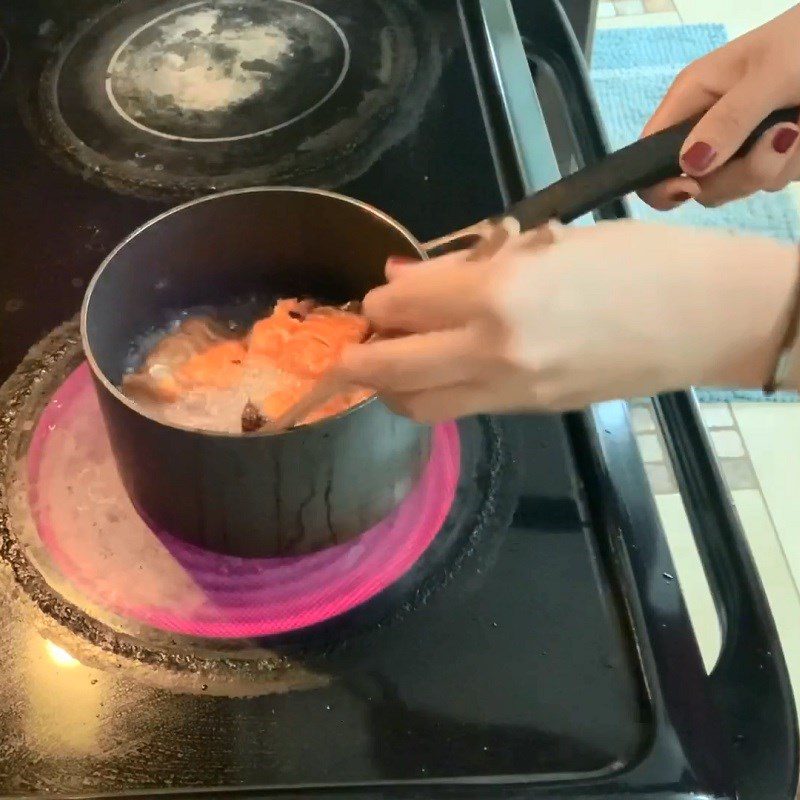Step 3 Fry salmon Salmon cooked with pineapple