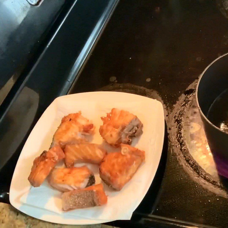 Step 3 Fry salmon Salmon cooked with pineapple